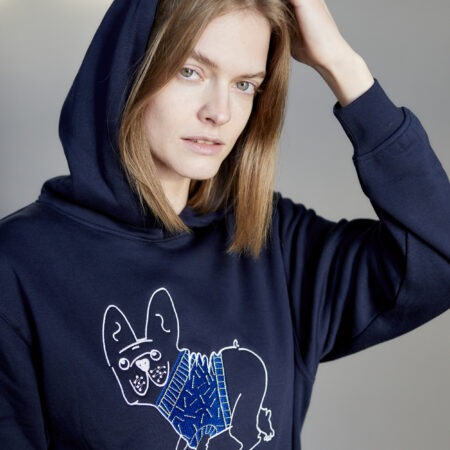 Buldog w niebieskim ubranku, granatowa bluza