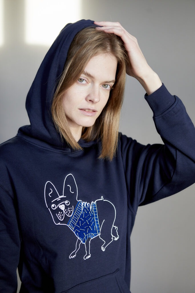 Buldog w niebieskim ubranku, granatowa bluza